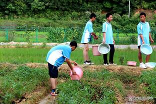 乔治娜社媒晒照：陪我的一生挚爱、世界最佳出席颁奖典礼